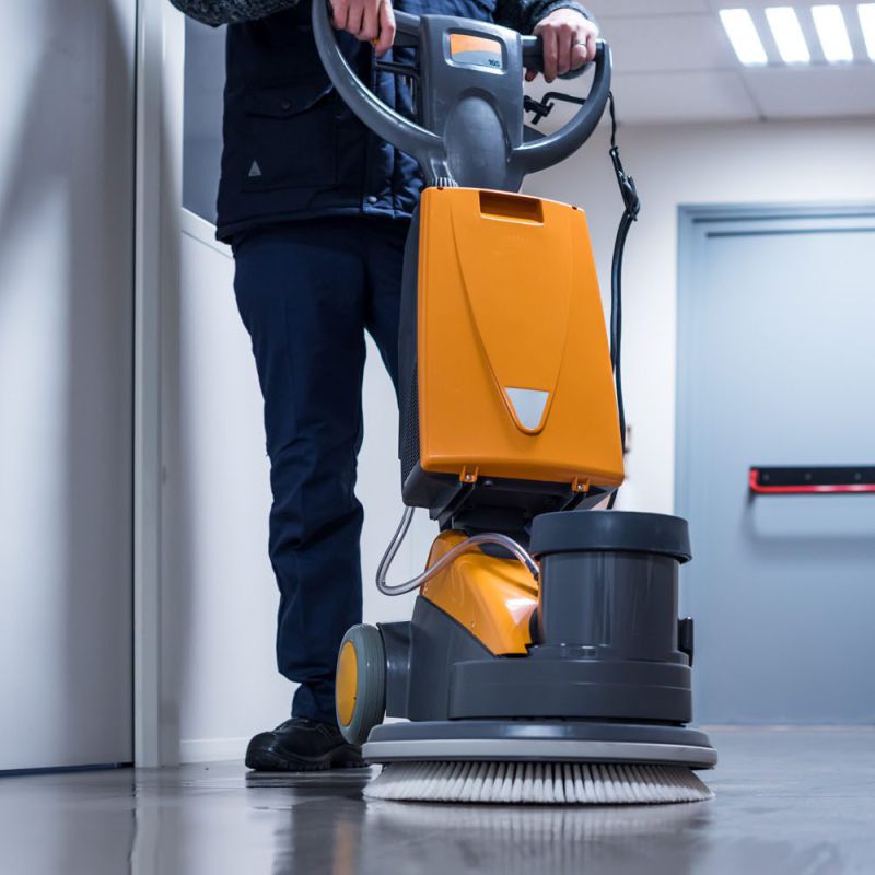 Reinigungskraft bedient eine Poliermaschine.