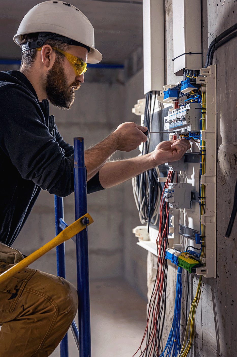 Ein Elektriker arbeitet an einem Sicherungskasten