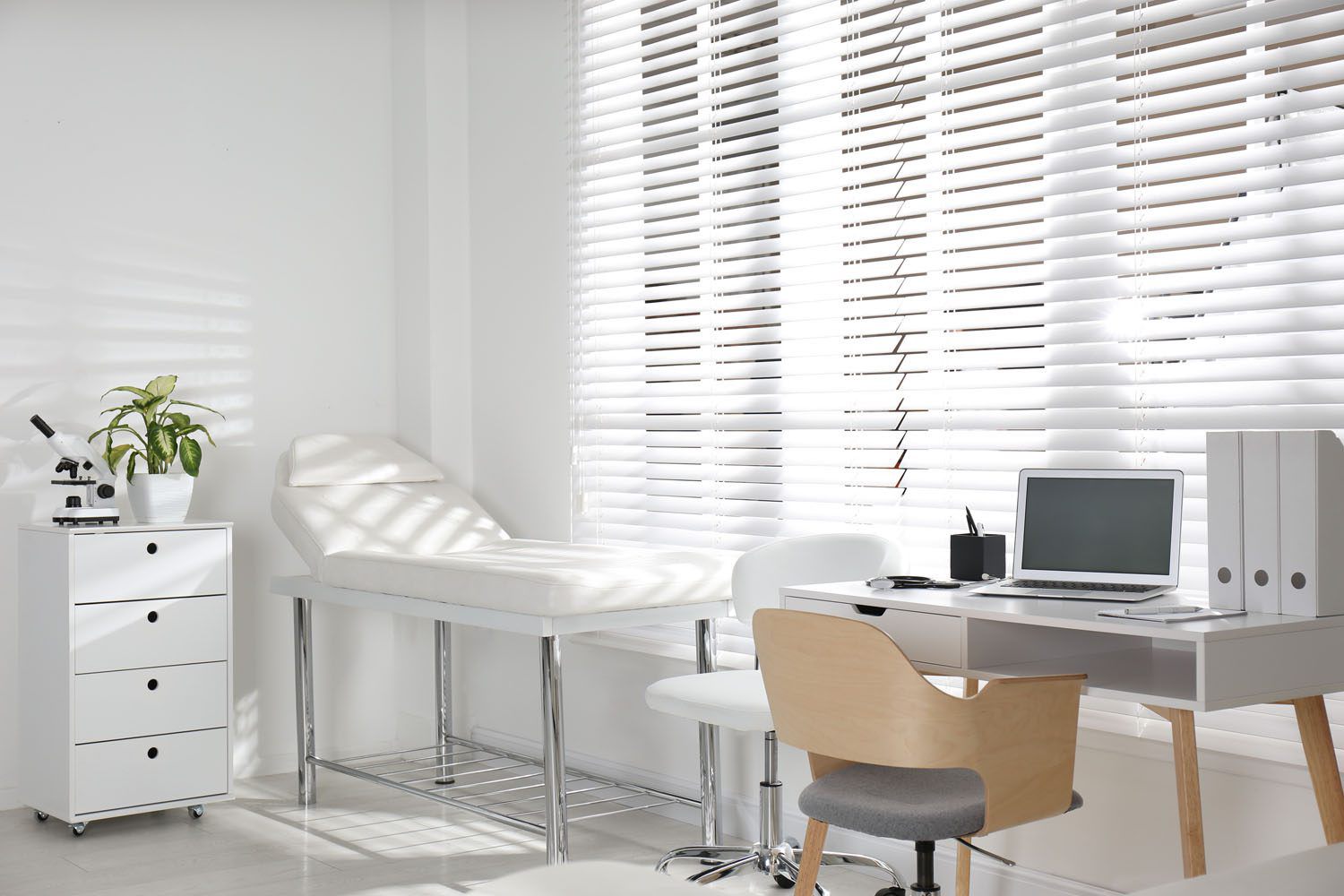 Helles Büro mit weißen Möbeln.