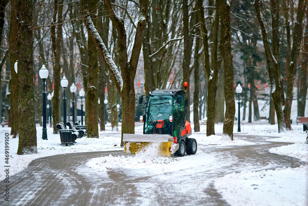 Reinigungsteam hängt an einer Häuserfassade und reinigt die Fenster.