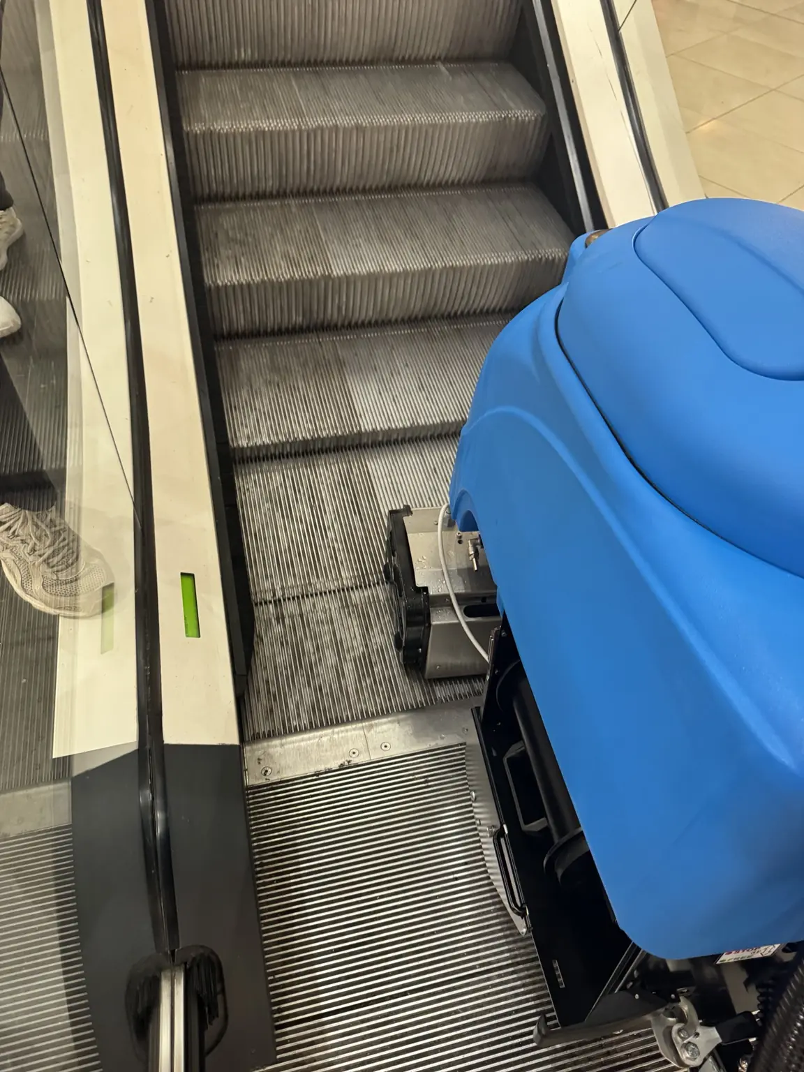 Spezialmaschine bei der Reinigung einer Rolltreppe