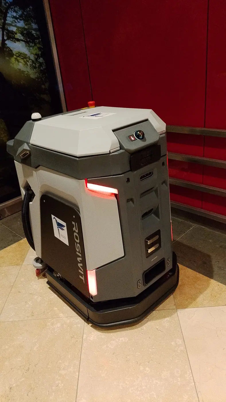 Autonomer Falke-Reinigungsroboter im laufenden Objekt