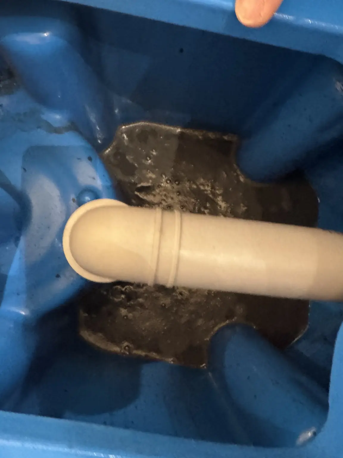 Dunkles Rücklaufwasser nach der Testreinigung